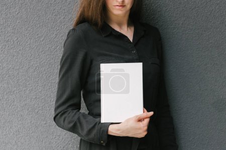 Téléchargez les photos : Couverture de livre blanc entre les mains de la femme. Couverture de livre pour maquette - en image libre de droit
