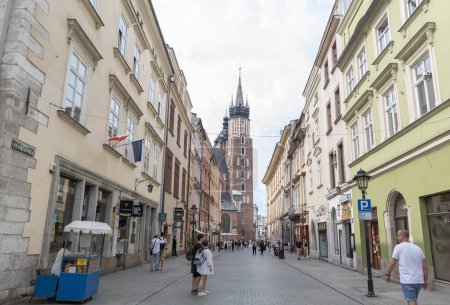 Téléchargez les photos : Cracovie, Pologne - 21 juillet 2023 : Place de la Vieille-Ville pendant la journée d'été nuageuse. Cracovie partie centrale de la vieille ville. - en image libre de droit
