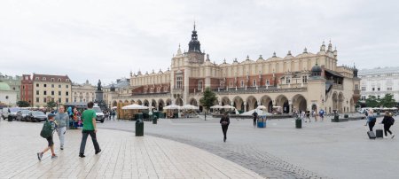 Téléchargez les photos : Cracovie, Pologne - 21 juillet 2023 : Place de la Vieille-Ville pendant la journée d'été nuageuse. Cracovie partie centrale de la vieille ville. - en image libre de droit