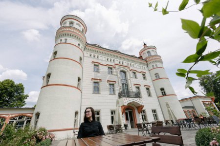 Téléchargez les photos : Portrait de femme près d'un palais ou d'un château en Pologne - en image libre de droit