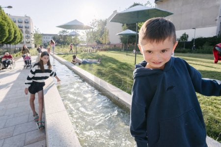 Foto de Los niños se divierten en un parque moderno en Cracovia - Imagen libre de derechos
