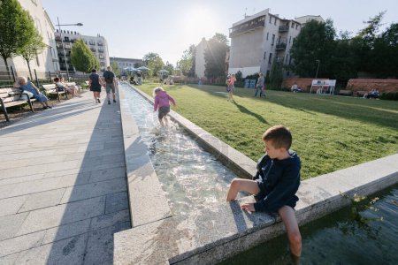 Téléchargez les photos : Les enfants s'amusent dans un parc moderne à Cracovie - en image libre de droit