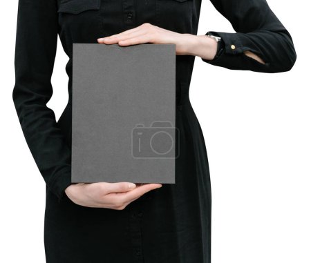 Téléchargez les photos : Couverture de livre noir dans les mains de la femme isolé sur fond blanc - en image libre de droit