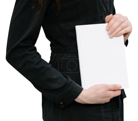 Foto de Portada de libro blanco en manos de mujer. Cubierta del libro para maqueta aislado sobre fondo blanco - Imagen libre de derechos