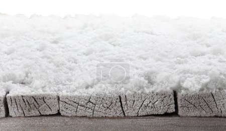 Foto de Mesa de madera con nieve para producto aislado sobre fondo blanco - Imagen libre de derechos