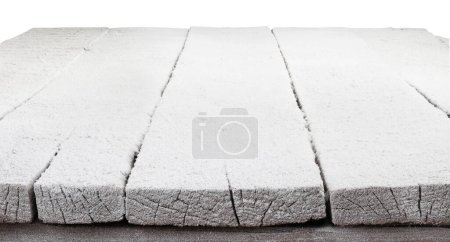 Téléchargez les photos : Fond de table en bois avec neige isolée sur fond blanc - en image libre de droit