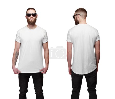 Téléchargez les photos : Hipster beau modèle masculin avec barbe portant blanc t-shirt blanc. Vue avant et arrière isolée sur fond blanc - en image libre de droit