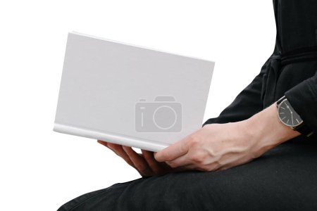 Téléchargez les photos : Couverture de livre blanc dans les mains de la femme isolé sur fond blanc - en image libre de droit