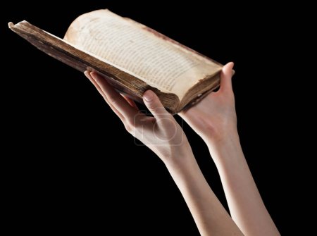 Foto de Mujer sosteniendo y leyendo la Biblia aislada en color negro - Imagen libre de derechos