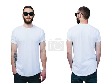 Foto de Hombre con camiseta blanca con espacio libre aislado - Imagen libre de derechos