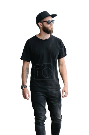 Téléchargez les photos : Hipster beau modèle masculin avec barbe portant un t-shirt blanc noir et une casquette de baseball avec de l'espace pour votre logo ou design isolé - en image libre de droit