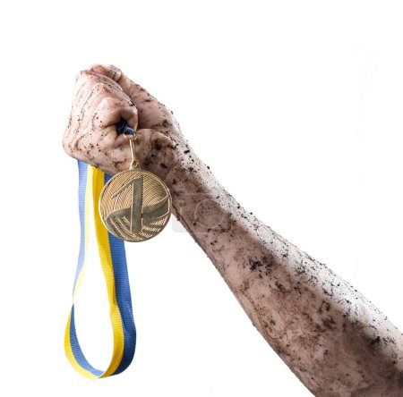 Foto de Manos sosteniendo medalla en manos sucias - Imagen libre de derechos
