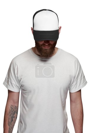 Foto de Hombre con barba vistiendo camiseta blanca en blanco y una gorra de béisbol aislada - Imagen libre de derechos