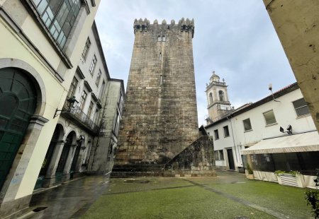 Foto de Castillo Torre del Castillo de Braga en Portugal. Restos del muro de la ciudad. - Imagen libre de derechos
