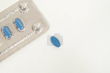 Téléchargez les photos : Pilules pour traiter la dysfonction érectile. Pilules bleues en feuille et une en vrac. - en image libre de droit
