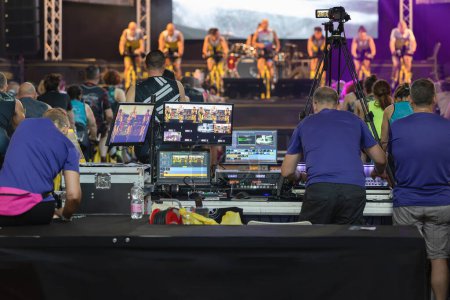 Foto de Técnico de iluminación y sonido y operador de radiodifusión en el trabajo en el backstage durante un evento público. - Imagen libre de derechos
