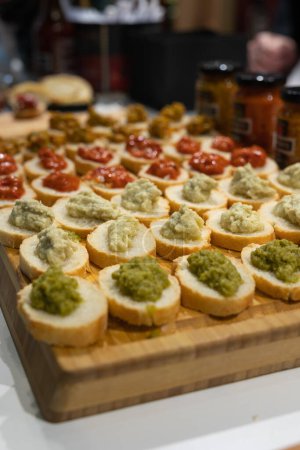 Foto de Rebanadas de Crostini de pan italiano con tomate, hierbas y otras salsas vegetales - Imagen libre de derechos