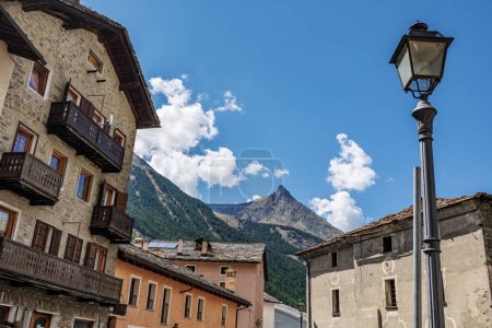 Foto de Vista de algunas casas y la montaña desde el pueblo de Cogne en Aosta - Italia. - Imagen libre de derechos
