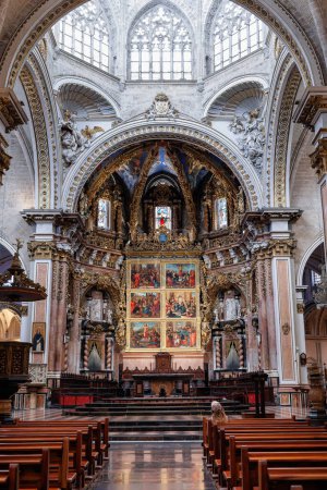 Téléchargez les photos : Vue de face du retable principal Portes de la cathédrale de Valence - Espagne. - en image libre de droit