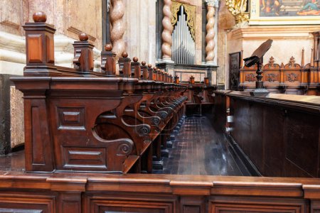 Foto de Detalle de los asientos de madera colocados en el ábside de la Catedral de Valencia, España. - Imagen libre de derechos
