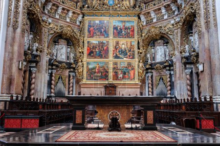 Téléchargez les photos : Vue de face du retable principal Portes de la cathédrale de Valence - Espagne. - en image libre de droit
