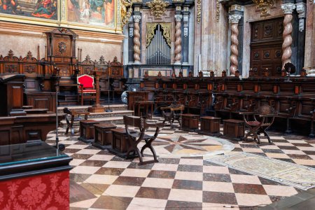 Téléchargez les photos : Détail des sièges en bois placés dans l'abside de la cathédrale de Valence, Espagne. - en image libre de droit