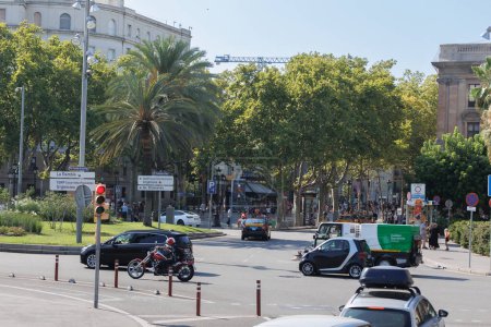 Téléchargez les photos : Portal de la Pau Square with People and Cars près de Rambla à Barcelone, Espagne. - en image libre de droit