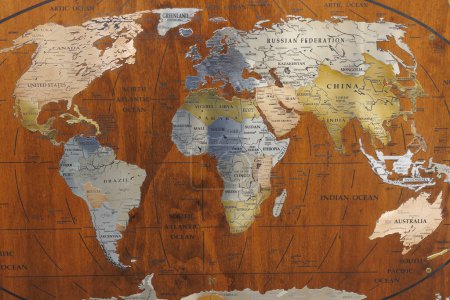Téléchargez les photos : Carte géographique mondiale faite de matériaux métalliques avec le continent africain au premier plan. - en image libre de droit