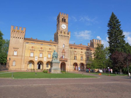 Foto de Rocca Pallavicino y la estatua de Giuseppe Verdi, compositor italiano, Parma, Italia. - Imagen libre de derechos