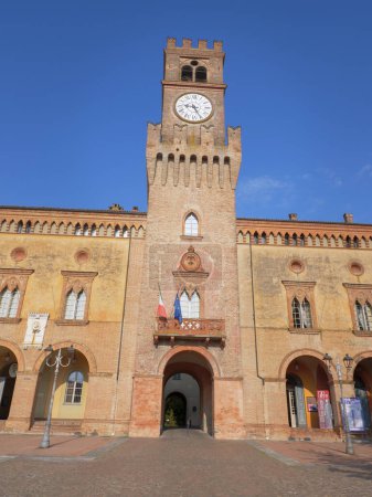 Foto de Rocca Pallavicino y la estatua de Giuseppe Verdi, compositor italiano, Parma, Italia. - Imagen libre de derechos