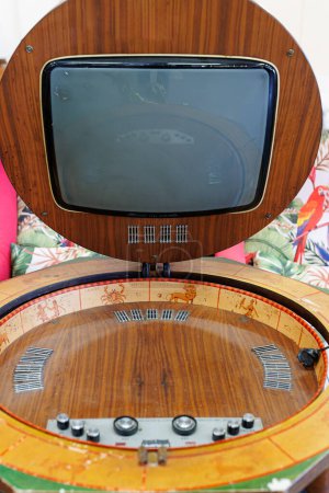 Téléchargez les photos : Téléviseur antique noir et blanc avec tube cathodique Ray situé dans une armoire en bois avec écran pliant. - en image libre de droit