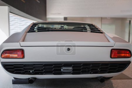 Téléchargez les photos : Lamborghini Miura blanc, Classic Vintage voiture de qualité italienne - Vue arrière. - en image libre de droit