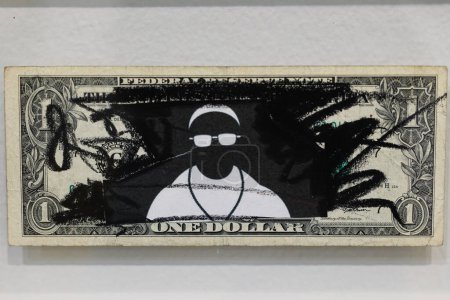 Foto de Billete de un dólar manchado con tinta Blanck y con el símbolo Dibujo del Papa - Imagen libre de derechos