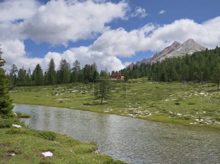 Foto de Lago Le Vert cerca de la cabaña Lavarella en el verde de los Fanes - Sennes - Parque natural Braies, Alpi Mountains, Italia. - Imagen libre de derechos