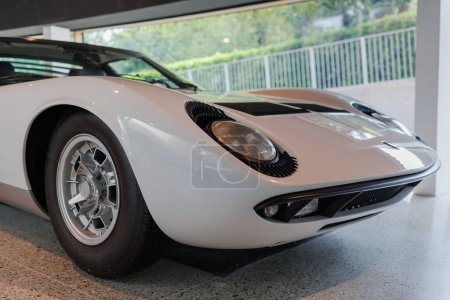 Téléchargez les photos : Blanc Lamborghini Miura, Classic Vintage Voiture de qualité italienne. - en image libre de droit