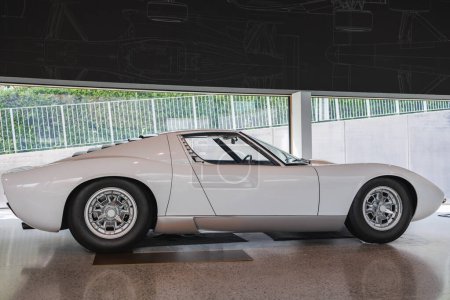 Téléchargez les photos : Blanc Lamborghini Miura, Classic Vintage Voiture de qualité italienne. - en image libre de droit
