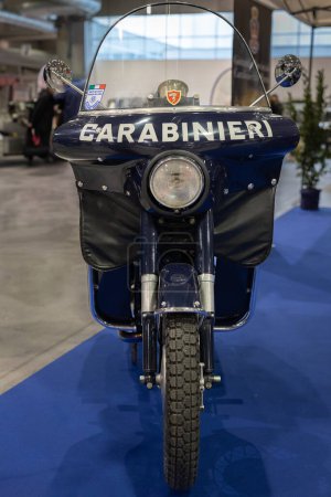 Téléchargez les photos : Vieux Vintage police italienne Carabinieri moto. - en image libre de droit