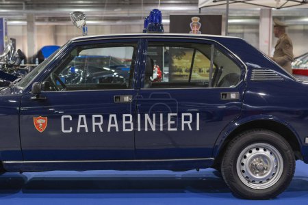 Téléchargez les photos : Vieux Vintage police italienne Carabinieri voiture. - en image libre de droit