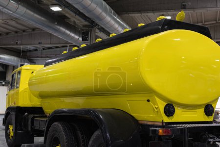 Foto de Camión italiano amarillo Fiat 690 Cisterna, tanque Vintage Agip. - Imagen libre de derechos