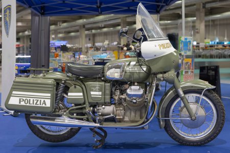Téléchargez les photos : Vieux Vintage police italienne moto. - en image libre de droit