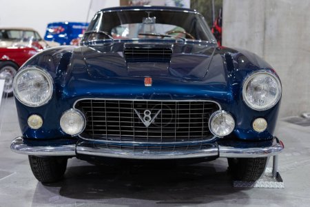 Téléchargez les photos : Fiat 8V Pininfarina Blue - Vintage Collector Car sur l'exposition produite en 1954. - en image libre de droit