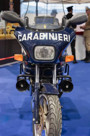 Téléchargez les photos : Vieux Vintage police italienne Carabinieri moto. - en image libre de droit