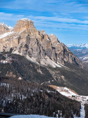 Vista del Panorama y el pueblo de Corvara desde Piz Bo en el Grupo Sella, Montañas Alpes, Italia