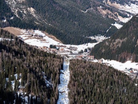 Vista del Panorama y el pueblo de Corvara desde Piz Bo en el Grupo Sella, Montañas Alpes, Italia