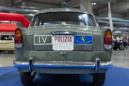 Téléchargez les photos : Vieux Vintage police italienne Carabinieri voiture. - en image libre de droit