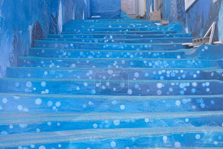 Blaue Wand mit Treppe Textur Hintergrund. Meer Bild Färbung