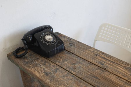 Foto de Un viejo teléfono con dial giratorio - Imagen libre de derechos