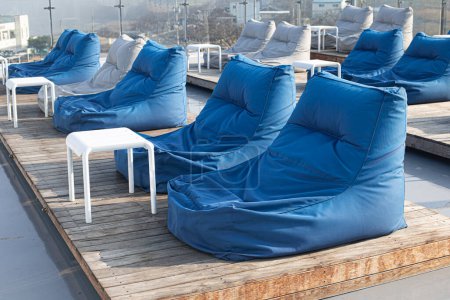 Foto de Vista lateral de dos blandos azules grandes bolsas de frijoles sillas aisladas - Imagen libre de derechos