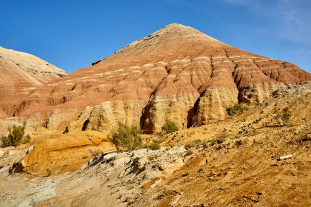 Blick auf den roten Sandsteinberg mit Spuren von Wassererosion im Altyn Emel Nationalpark, Kasachstan