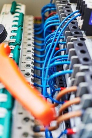 herramientas eléctricas y cables azules conectados a la banda de contacto y relés.